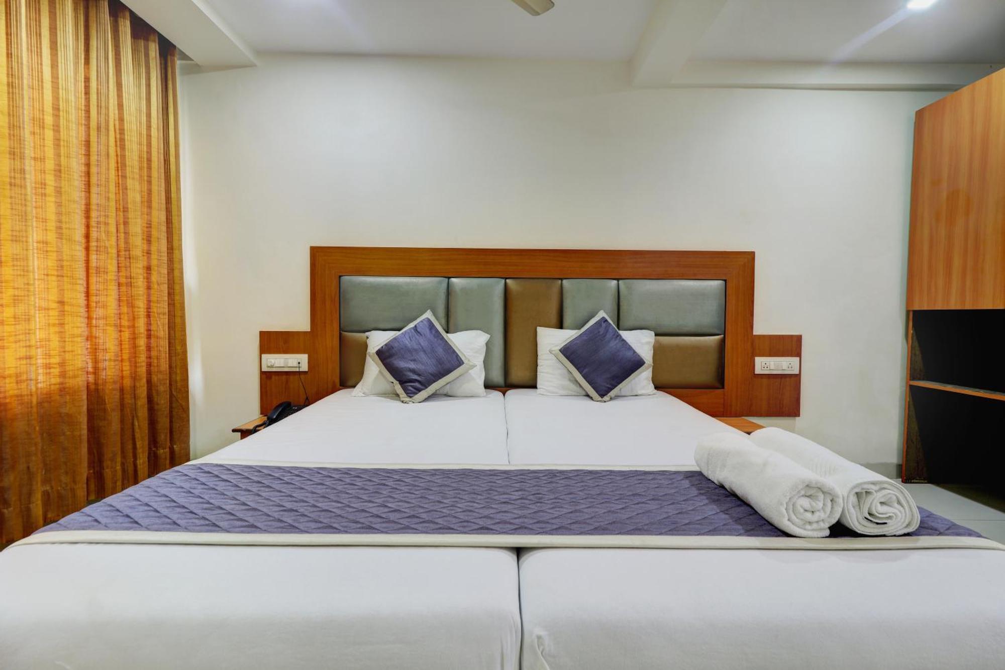 Hotel New Sarovar Grand Panvel Kültér fotó